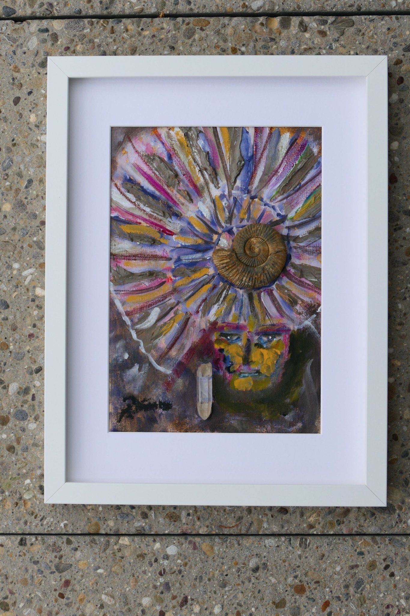 Queen with Ammonite Crown in pink grey - Bunter Fine Art