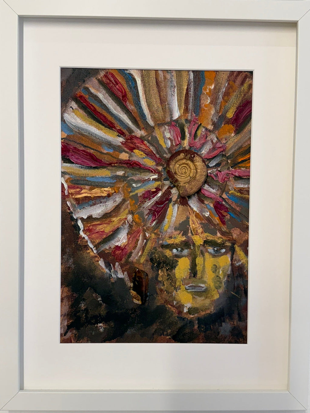 Queen with Ammonite Crown in violett brown - Bunter Fine Art